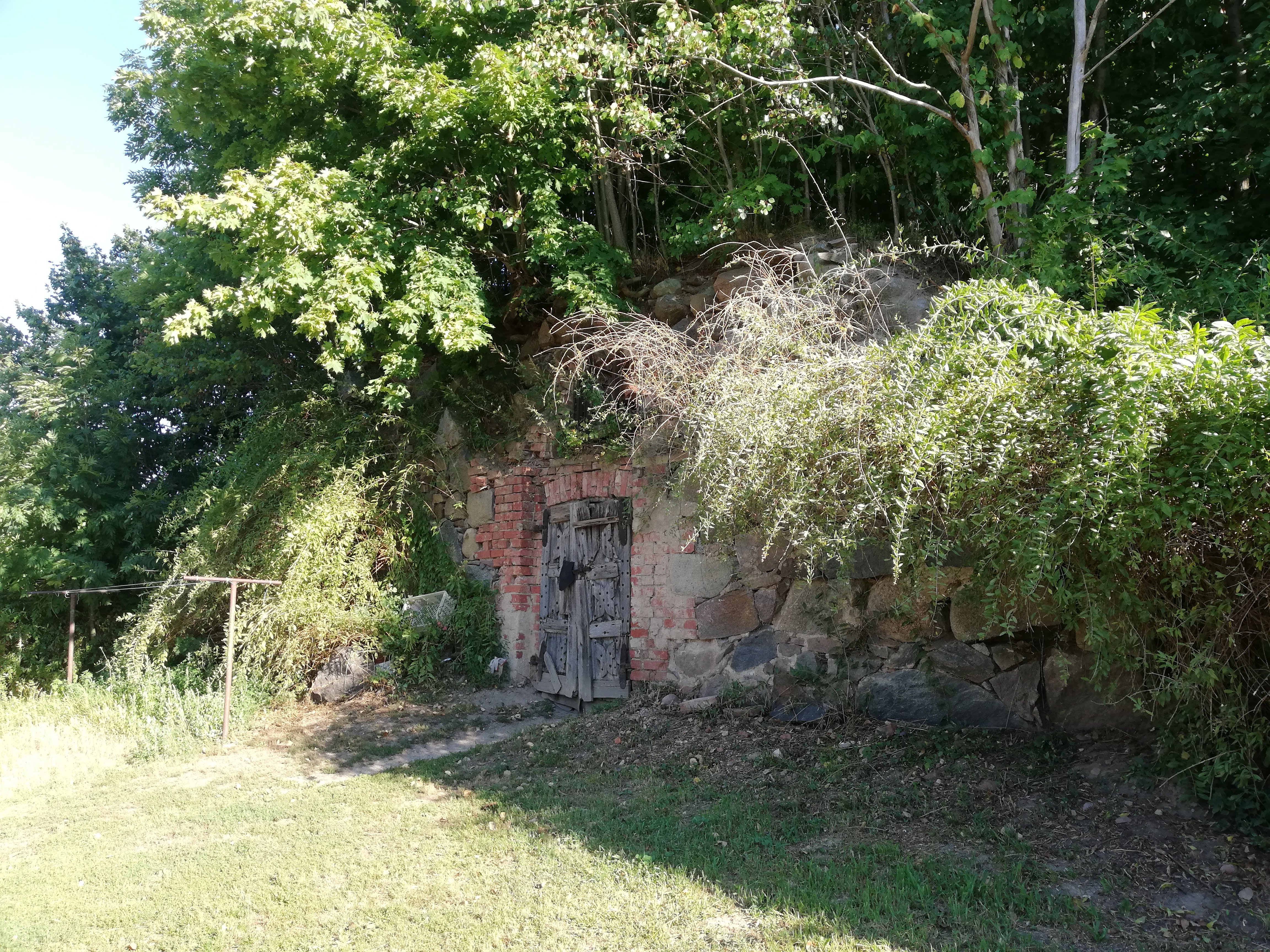 Niewielki, zakrzaczony pagórek położony tuż za poPGRowskim blokiem mieszkalnym skrywa stare, być może jeszcze po krzyżackie podziemia...